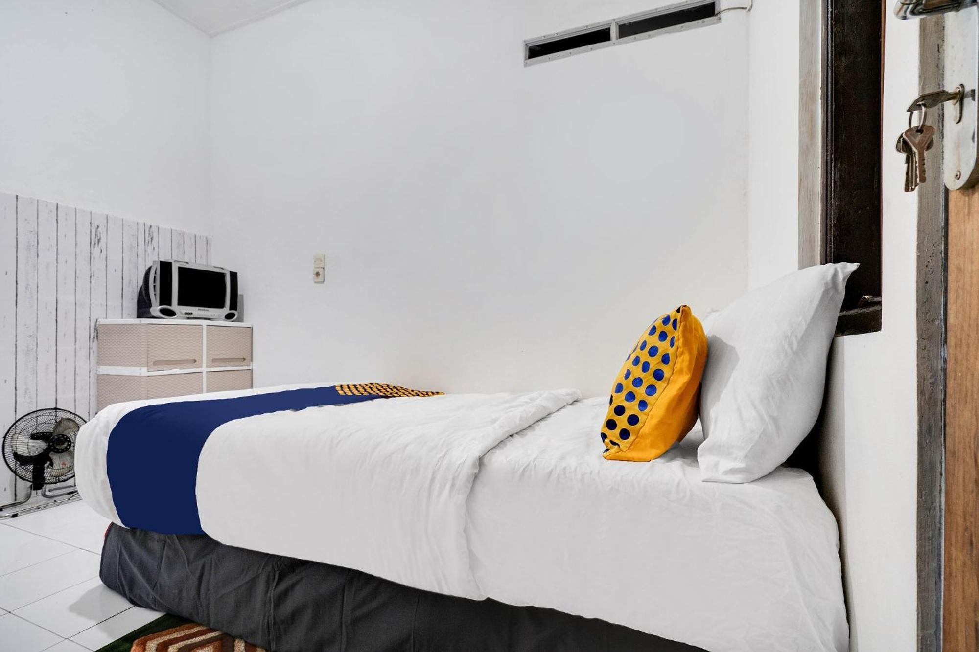 Spot On 91775 14 Syariah 2* Bandung